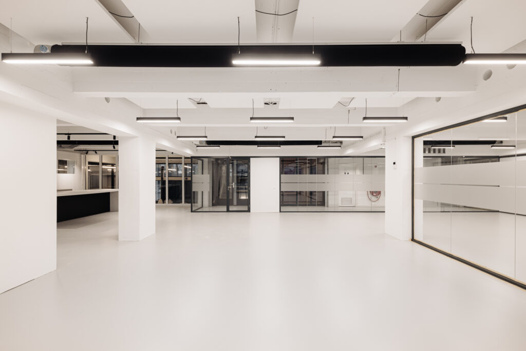 Licht en modern kantoorinterieur aan de Generaal Vetterstraat met glazen wanden en strakke verlichting.